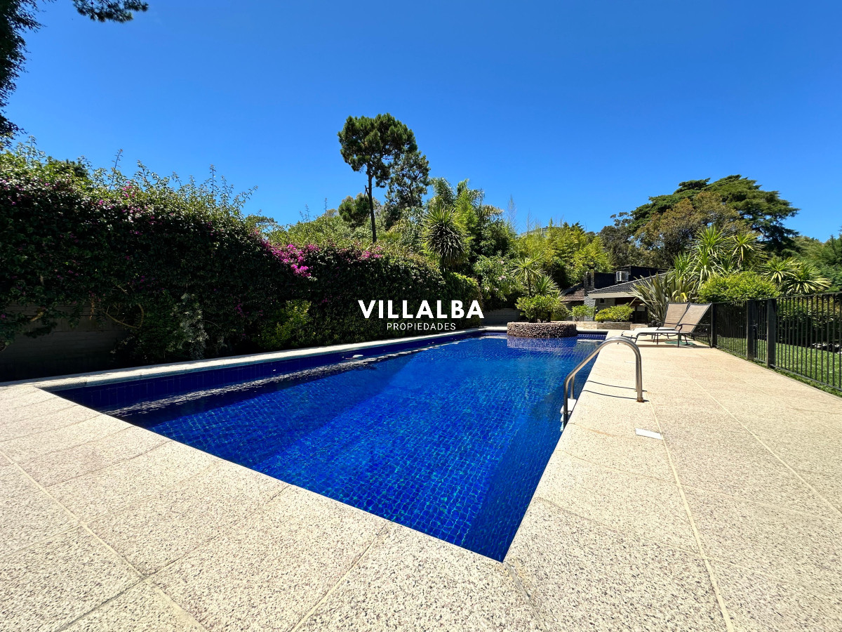 Apartamento ID.3571 - Admirable casa en venta de 4 dorm. y dep. de servicio en Punta del Este