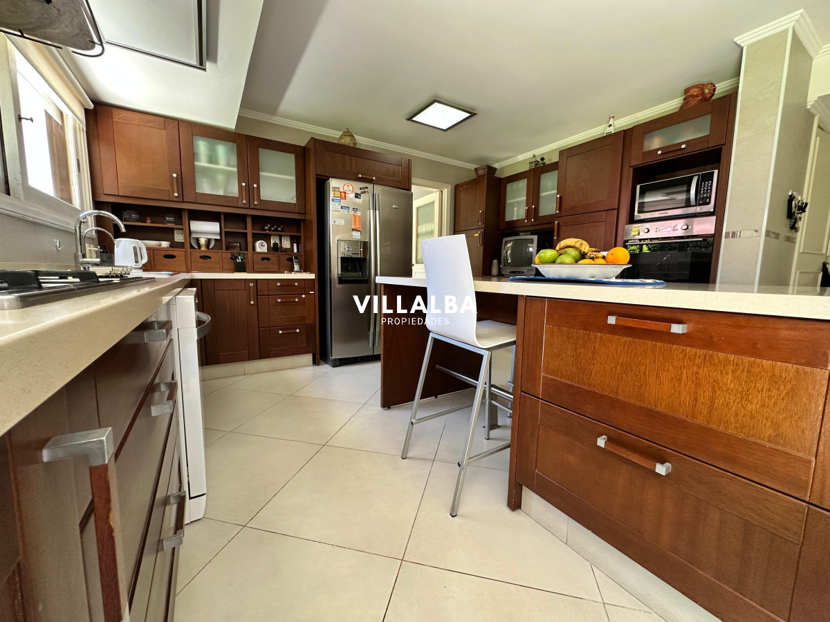 Apartamento ID.3571 - Admirable casa en venta de 4 dorm. y dep. de servicio en Punta del Este