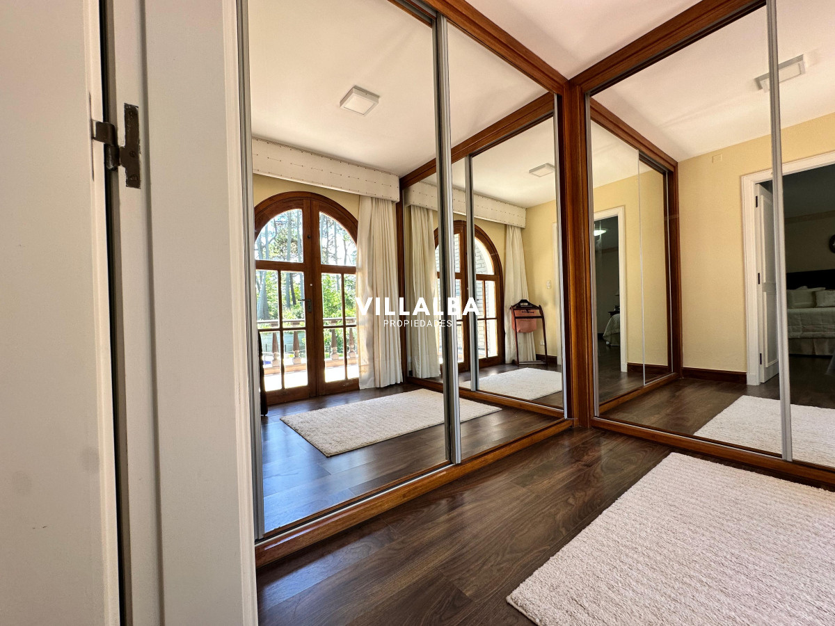 Apartamento ID.3571 - Admirable casa en venta de 4 dorm. y dep. de servicio en Punta del Este