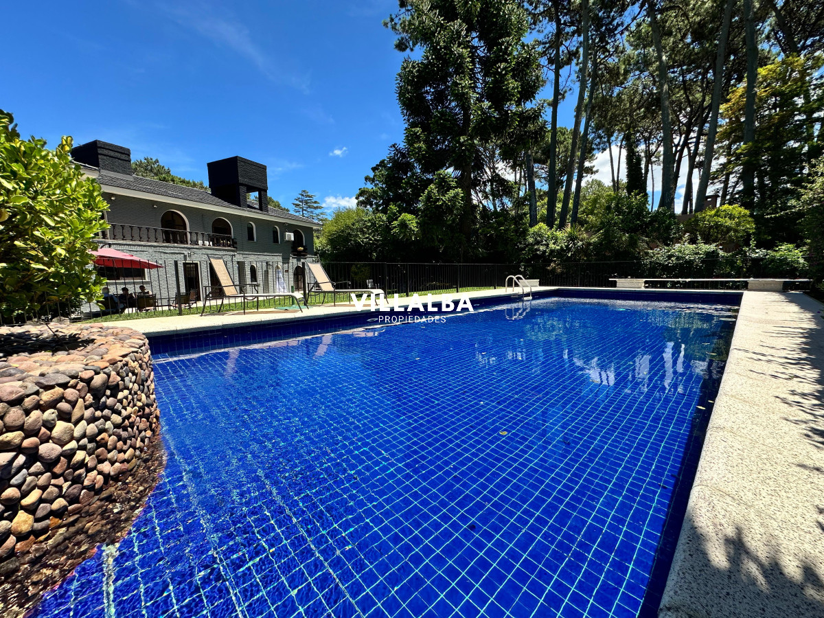 Apartamento ID.3571 - Admirable casa en venta de 4 dorm. y dep. de servicio en Punta del Este