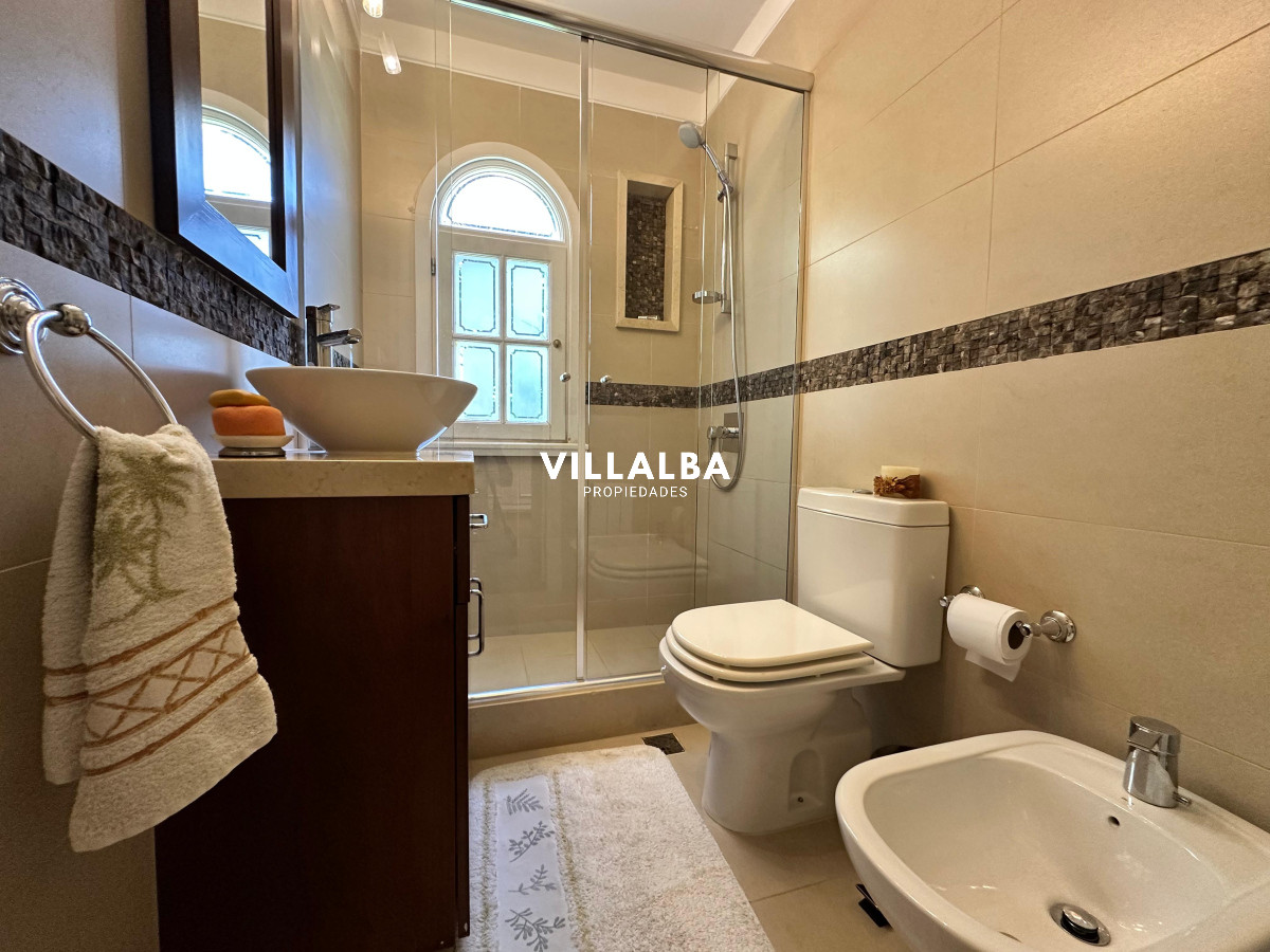 Apartamento ID.3571 - Admirable casa en venta de 4 dorm. y dep. de servicio en Punta del Este