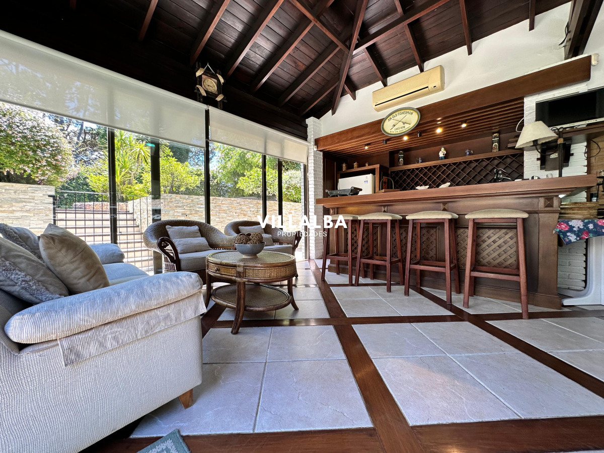 Apartamento ID.3571 - Admirable casa en venta de 4 dorm. y dep. de servicio en Punta del Este