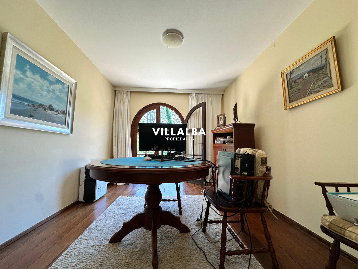 Apartamento ID.3571 - Admirable casa en venta de 4 dorm. y dep. de servicio en Punta del Este