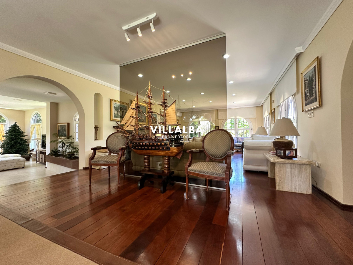 Apartamento ID.3571 - Admirable casa en venta de 4 dorm. y dep. de servicio en Punta del Este