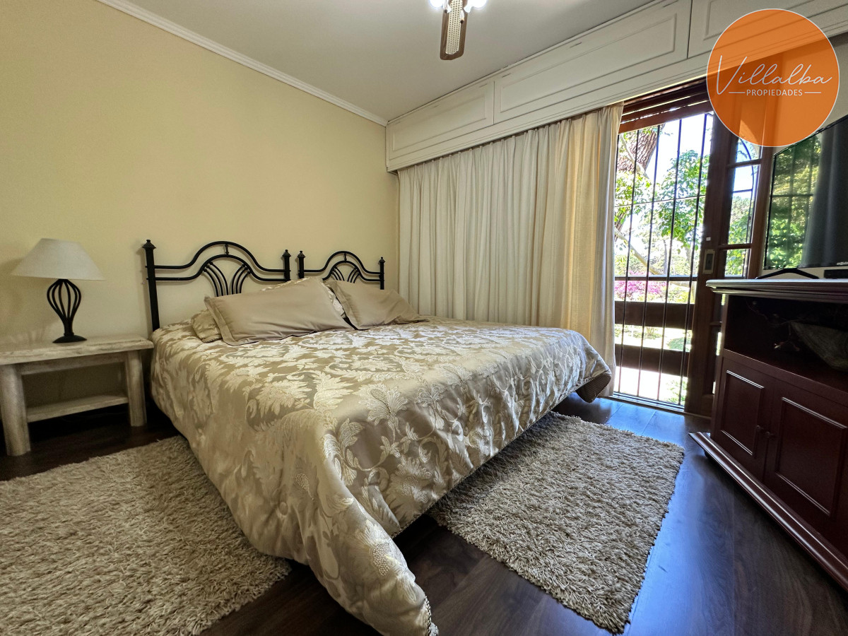 Casa ID.3571 - Admirable casa en venta de 4 dorm. y dep. de servicio en Punta del Este