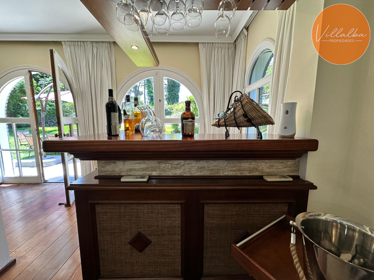 Casa ID.3571 - Admirable casa en venta de 4 dorm. y dep. de servicio en Punta del Este