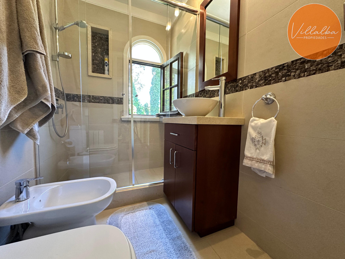 Casa ID.3571 - Admirable casa en venta de 4 dorm. y dep. de servicio en Punta del Este