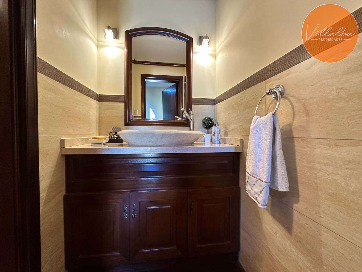 Casa ID.3571 - Admirable casa en venta de 4 dorm. y dep. de servicio en Punta del Este