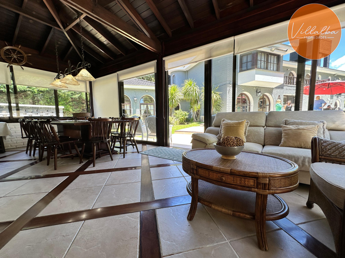 Casa ID.3571 - Admirable casa en venta de 4 dorm. y dep. de servicio en Punta del Este