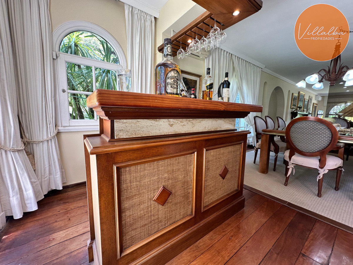 Casa ID.3571 - Admirable casa en venta de 4 dorm. y dep. de servicio en Punta del Este