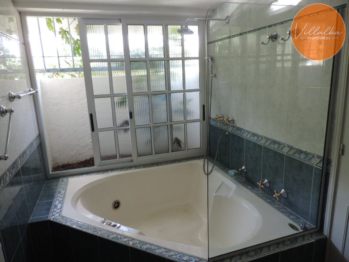 Casa ID.3581 - VENDO CASA DE 5 DORMITORIOS EN PUNTA DEL ESTE