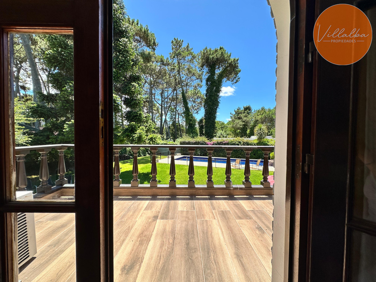 Casa ID.3571 - Admirable casa en venta de 4 dorm. y dep. de servicio en Punta del Este