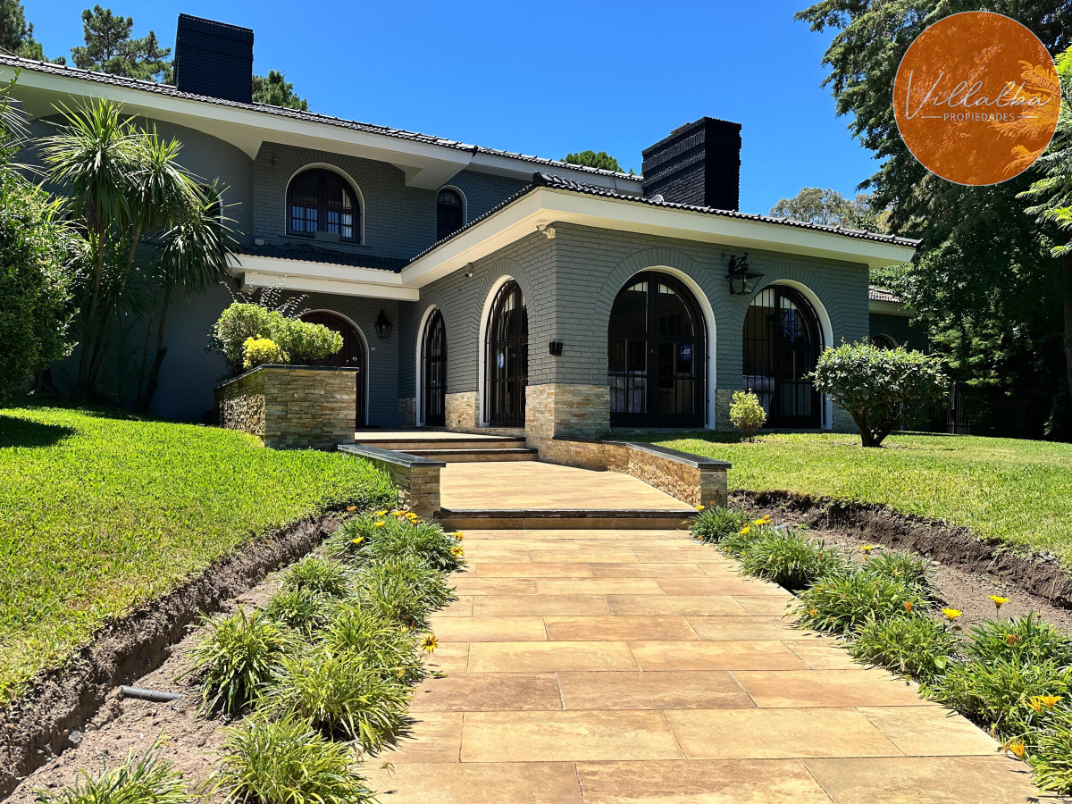 Casa ID.3571 - Admirable casa en venta de 4 dorm. y dep. de servicio en Punta del Este