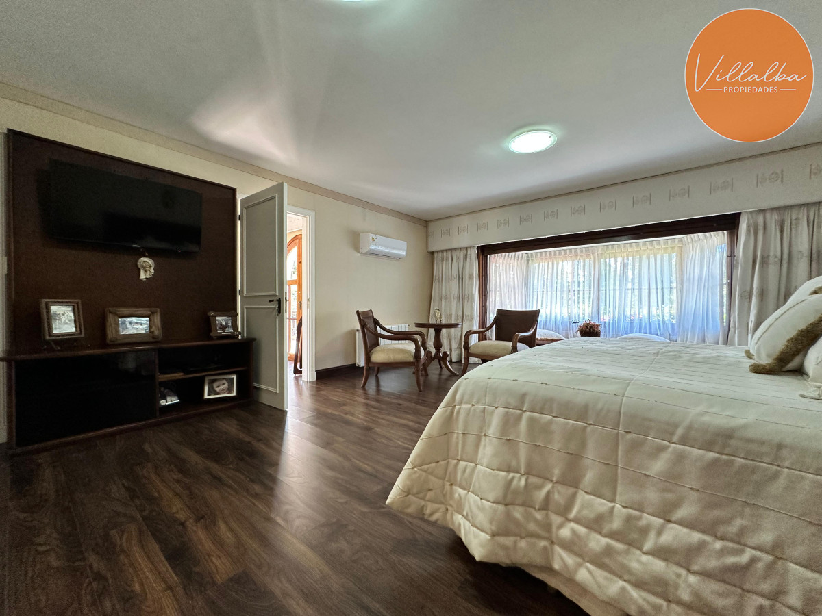 Casa ID.3571 - Admirable casa en venta de 4 dorm. y dep. de servicio en Punta del Este