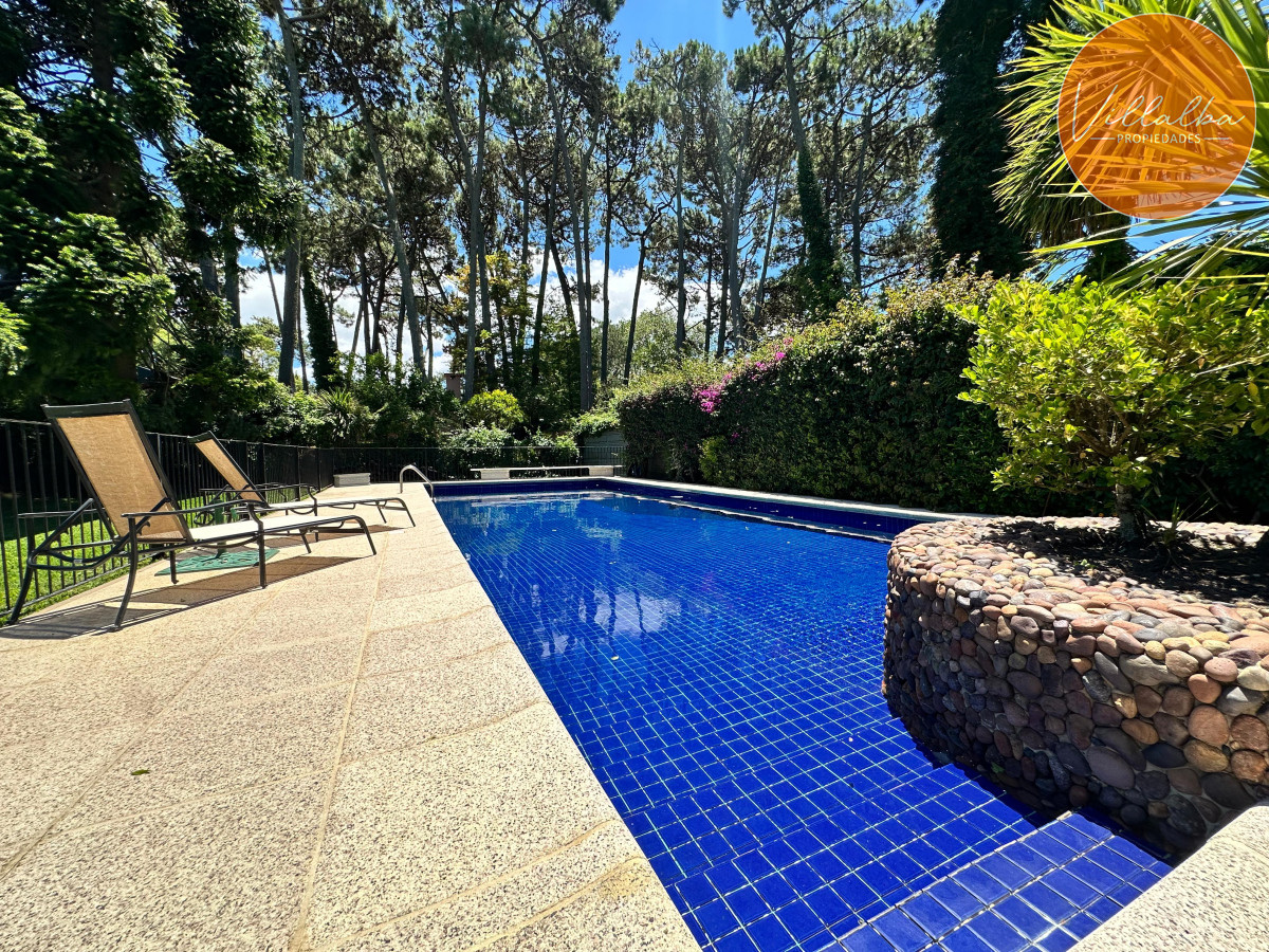 Casa ID.3571 - Admirable casa en venta de 4 dorm. y dep. de servicio en Punta del Este