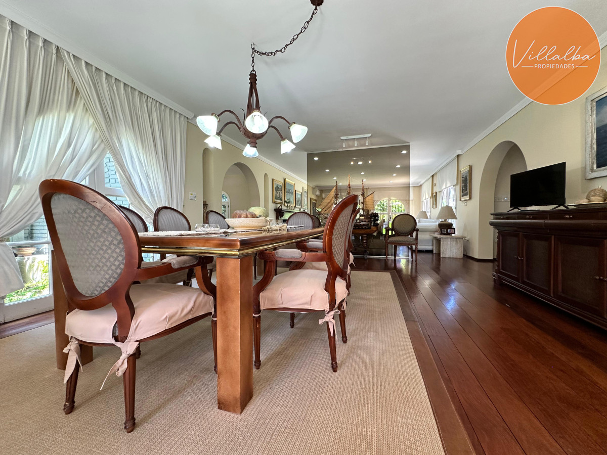 Casa ID.3571 - Admirable casa en venta de 4 dorm. y dep. de servicio en Punta del Este
