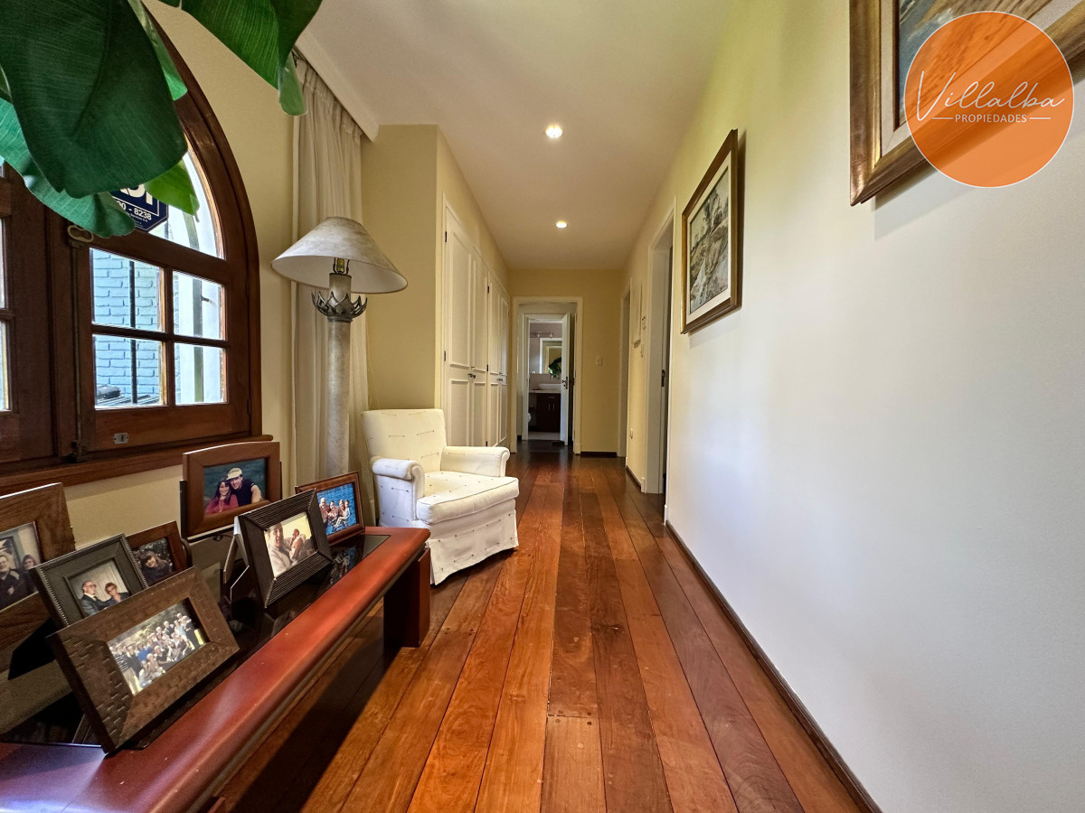 Casa ID.3571 - Admirable casa en venta de 4 dorm. y dep. de servicio en Punta del Este