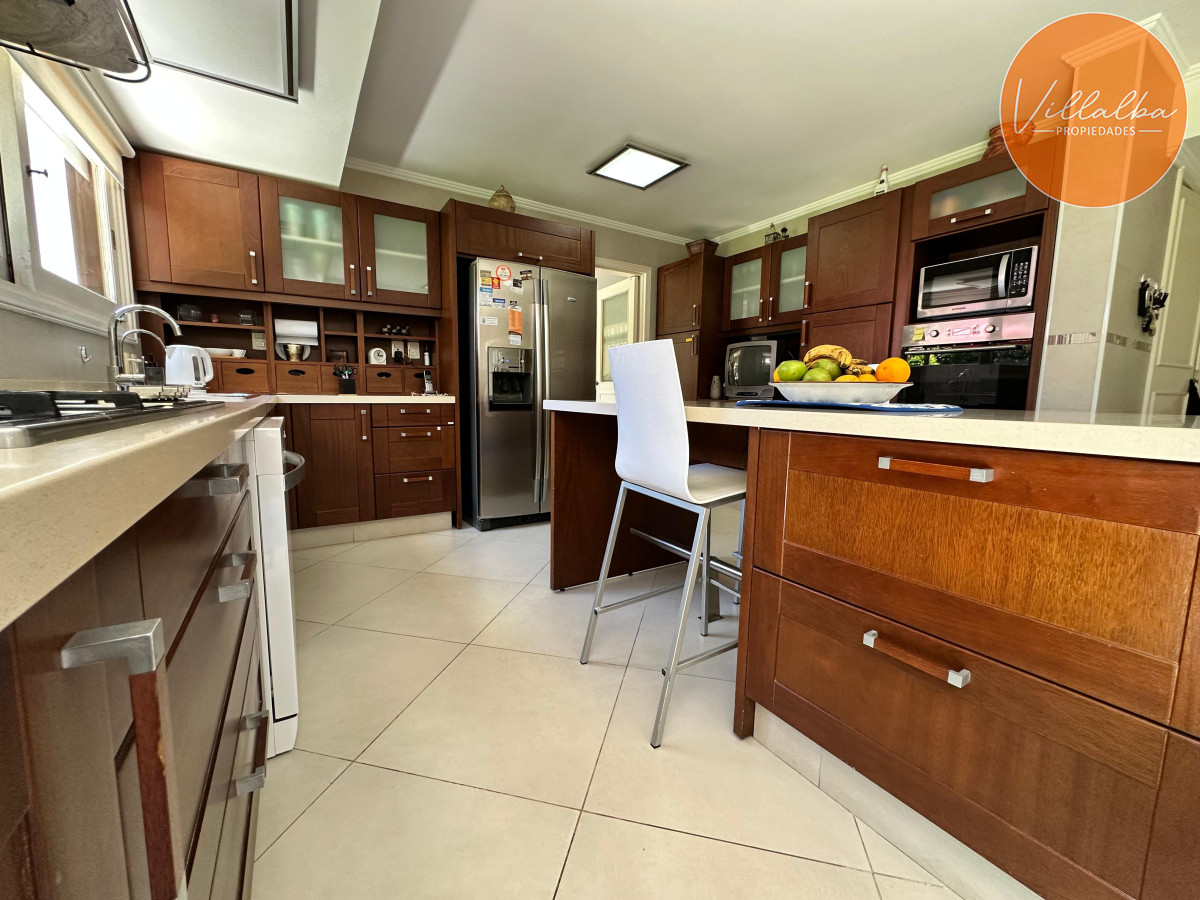 Casa ID.3571 - Admirable casa en venta de 4 dorm. y dep. de servicio en Punta del Este