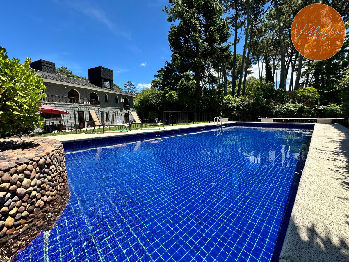 Casa ID.3571 - Admirable casa en venta de 4 dorm. y dep. de servicio en Punta del Este