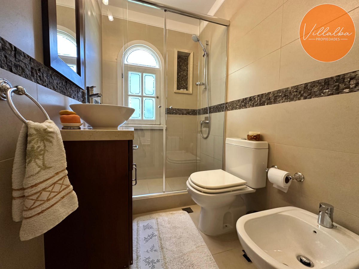 Casa ID.3571 - Admirable casa en venta de 4 dorm. y dep. de servicio en Punta del Este