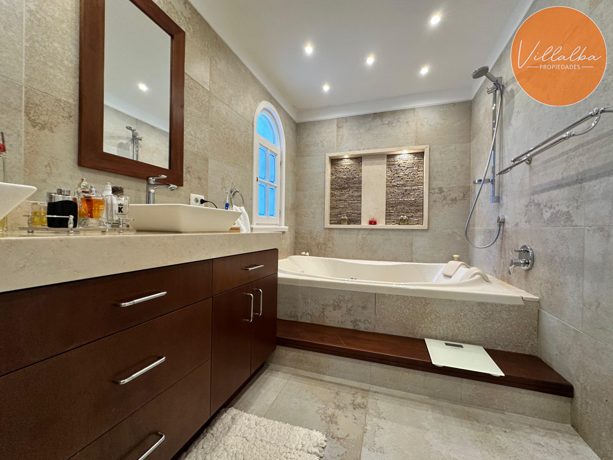 Casa ID.3571 - Admirable casa en venta de 4 dorm. y dep. de servicio en Punta del Este