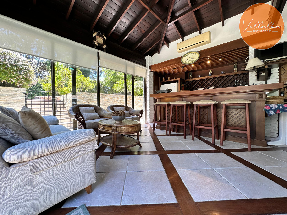 Casa ID.3571 - Admirable casa en venta de 4 dorm. y dep. de servicio en Punta del Este