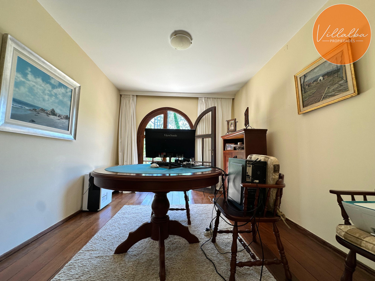 Casa ID.3571 - Admirable casa en venta de 4 dorm. y dep. de servicio en Punta del Este