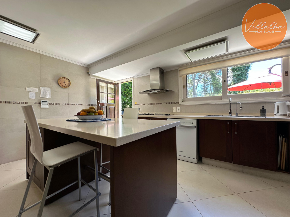 Casa ID.3571 - Admirable casa en venta de 4 dorm. y dep. de servicio en Punta del Este