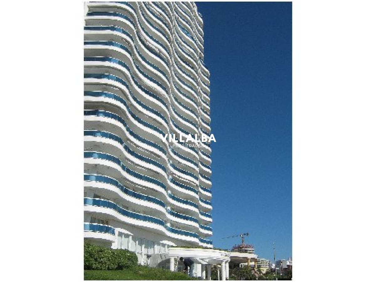 Apartamento ID.3842 - Apartamento en VENTA, 3 dormitorios en suite, Primera linea de la playa mansa.