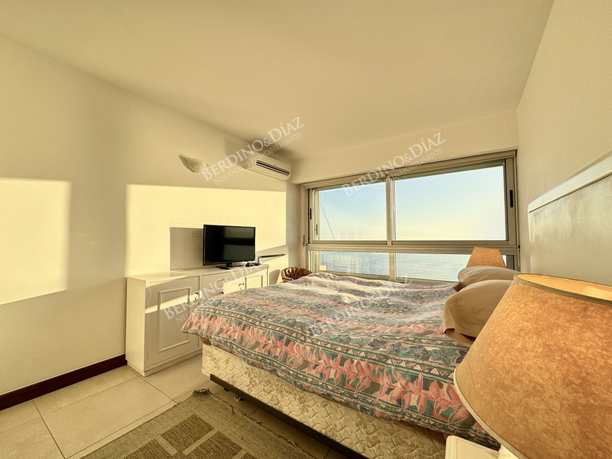 Apartamento ID.1860 - Apartamento primera línea de la playa mansa, Punta del Este.