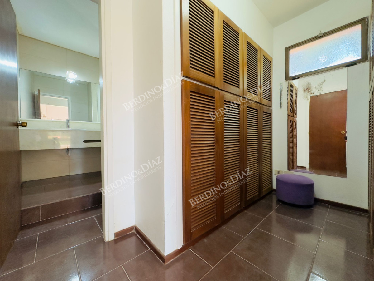 Casa ID.2614 - Casa en Venta, 5 dormitorios, 50 metros de la playa.