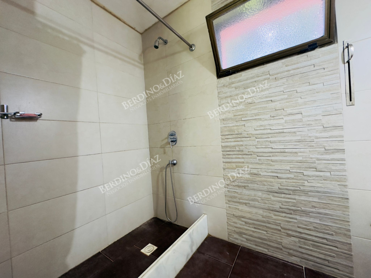 Casa ID.2614 - Casa en Venta, 5 dormitorios, 50 metros de la playa.