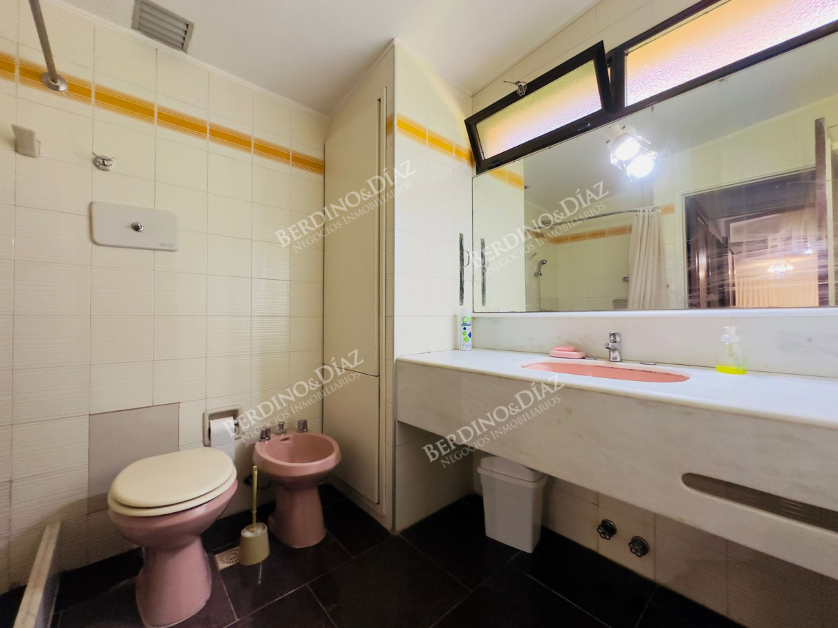 Casa ID.2614 - Casa en Venta, 5 dormitorios, 50 metros de la playa.
