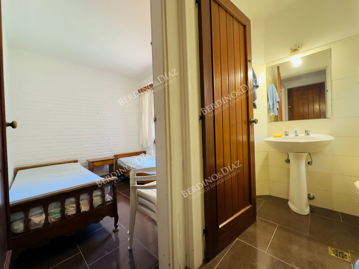 Casa ID.2614 - Casa en Venta, 5 dormitorios, 50 metros de la playa.