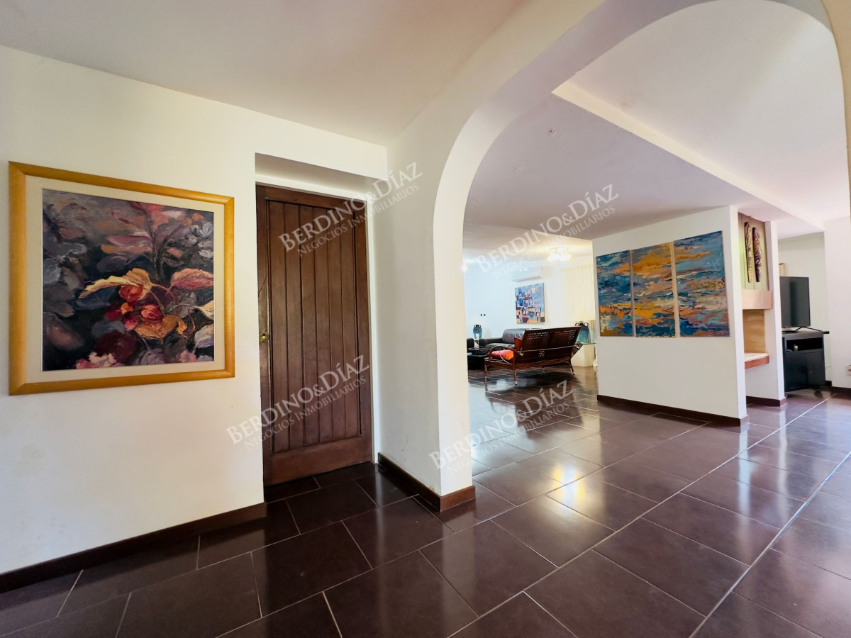 Casa ID.2614 - Casa en Venta, 5 dormitorios, 50 metros de la playa.