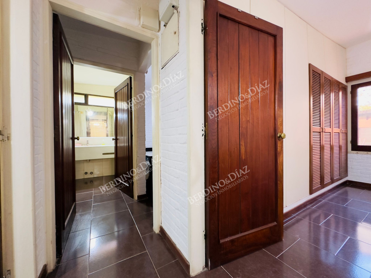 Casa ID.2614 - Casa en Venta, 5 dormitorios, 50 metros de la playa.
