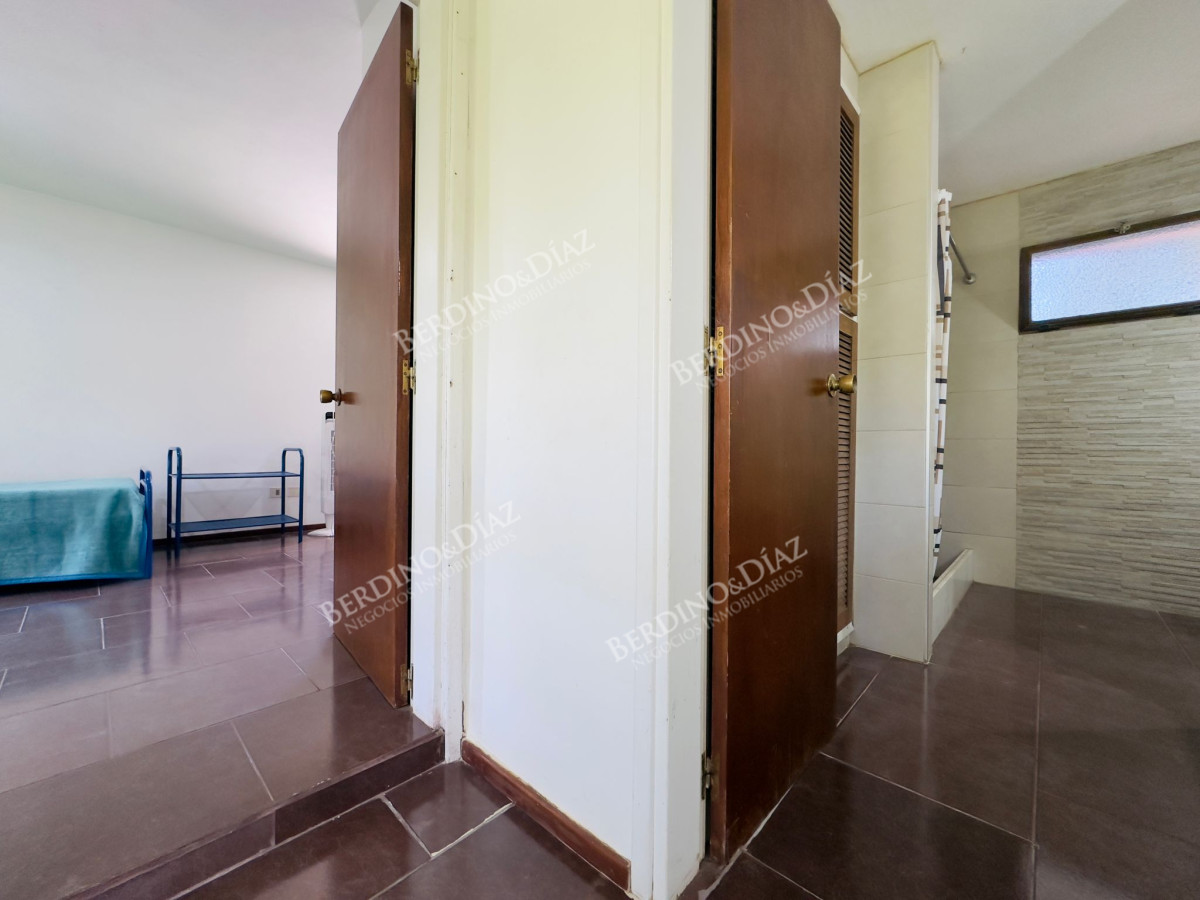 Casa ID.2614 - Casa en Venta, 5 dormitorios, 50 metros de la playa.