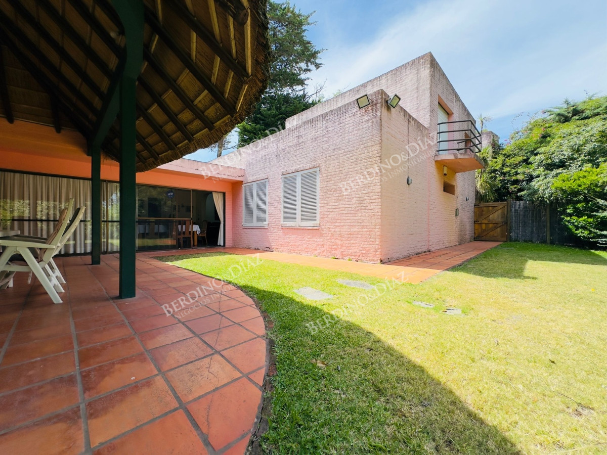 Casa ID.2614 - Casa en Venta, 5 dormitorios, 50 metros de la playa.