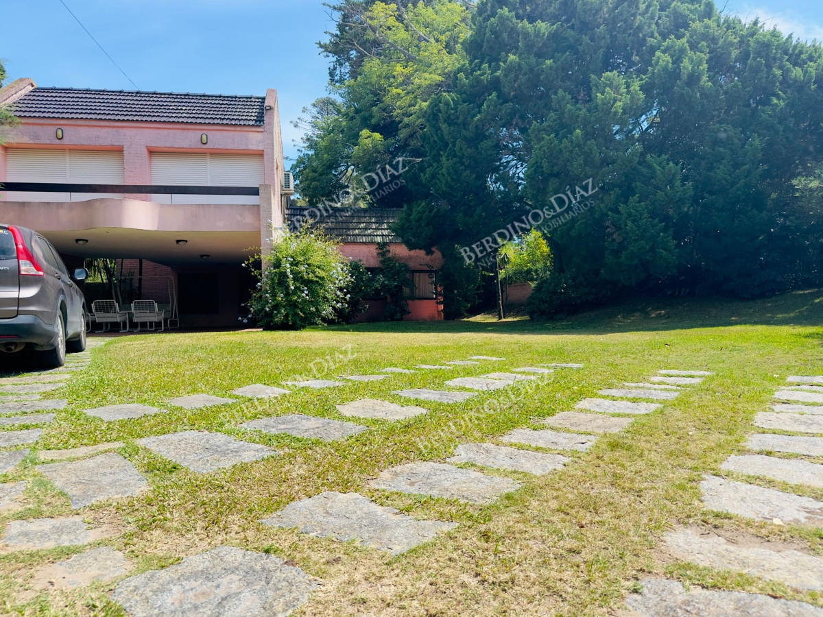 Casa ID.2614 - Casa en Venta, 5 dormitorios, 50 metros de la playa.