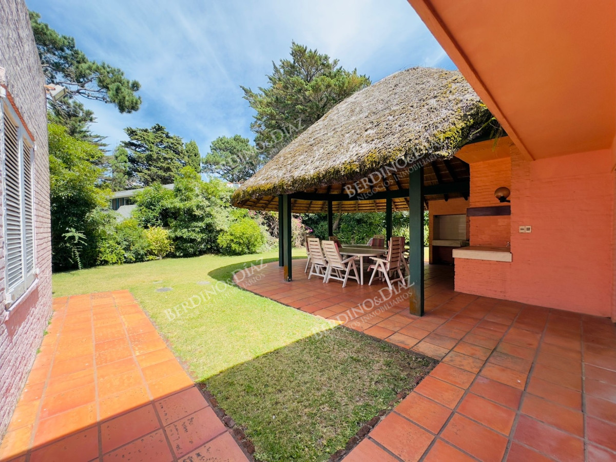Casa ID.2614 - Casa en Venta, 5 dormitorios, 50 metros de la playa.