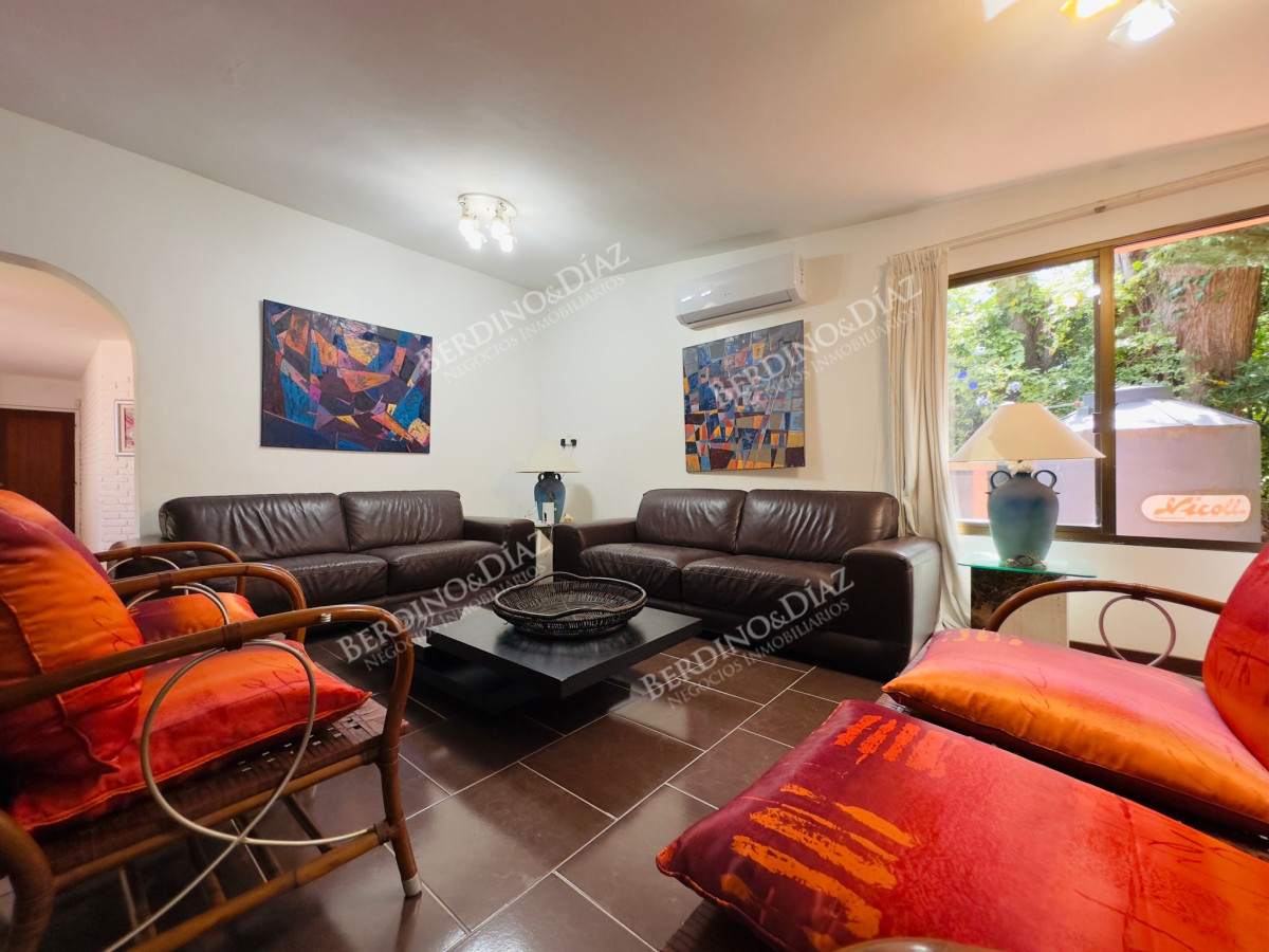 Casa ID.2614 - Casa en Venta, 5 dormitorios, 50 metros de la playa.