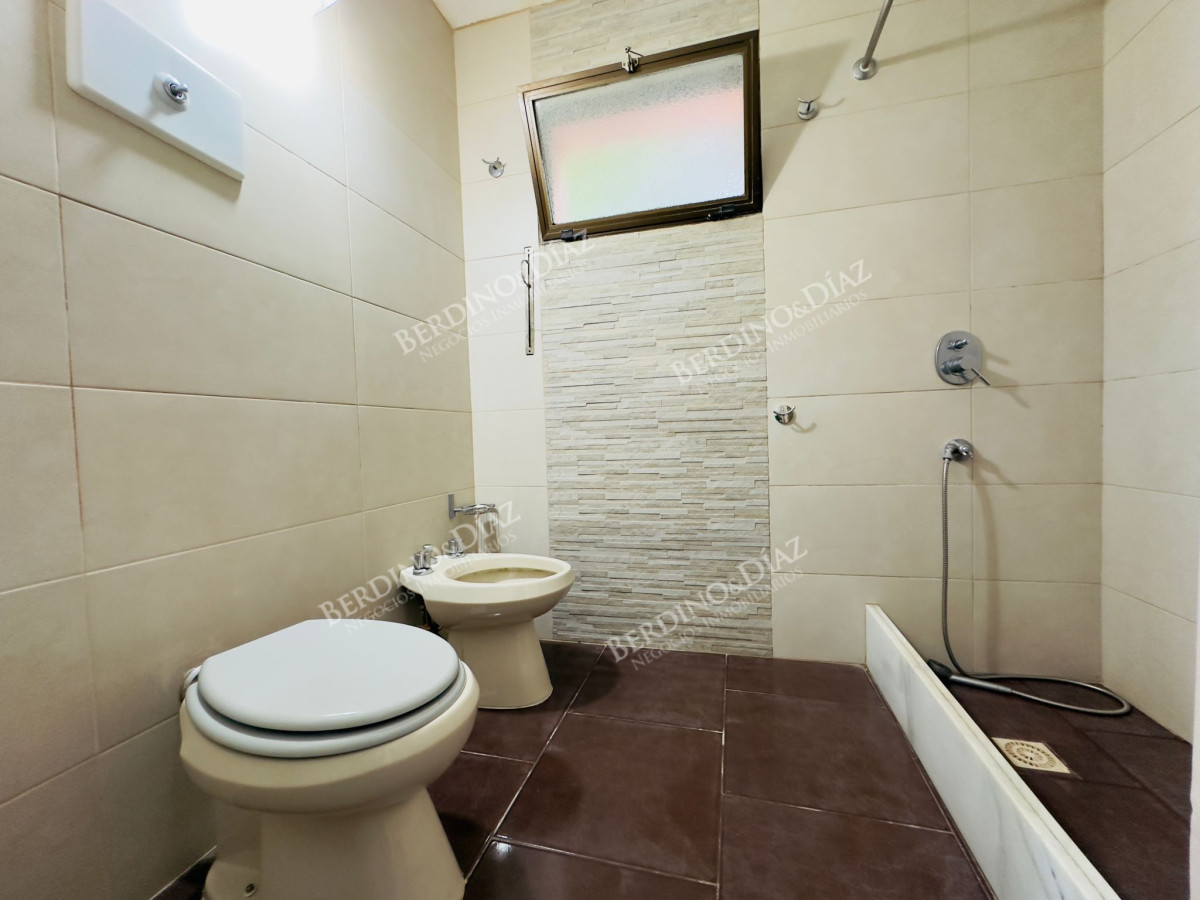Casa ID.2614 - Casa en Venta, 5 dormitorios, 50 metros de la playa.
