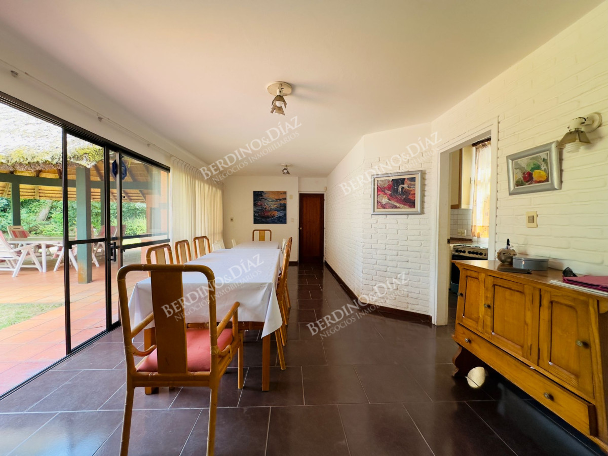 Casa ID.2614 - Casa en Venta, 5 dormitorios, 50 metros de la playa.