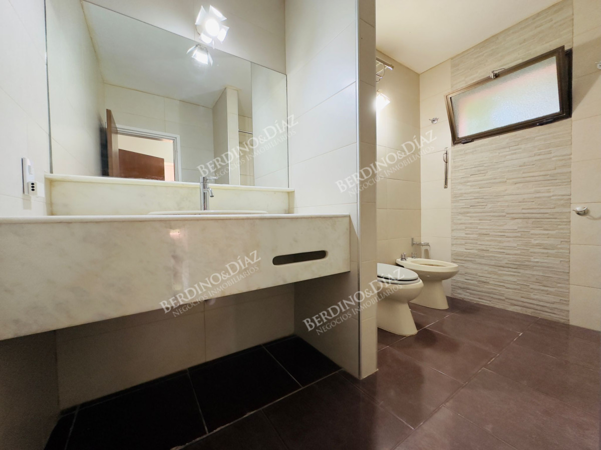 Casa ID.2614 - Casa en Venta, 5 dormitorios, 50 metros de la playa.