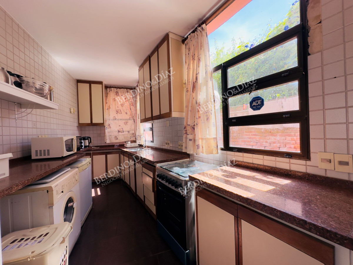 Casa ID.2614 - Casa en Venta, 5 dormitorios, 50 metros de la playa.