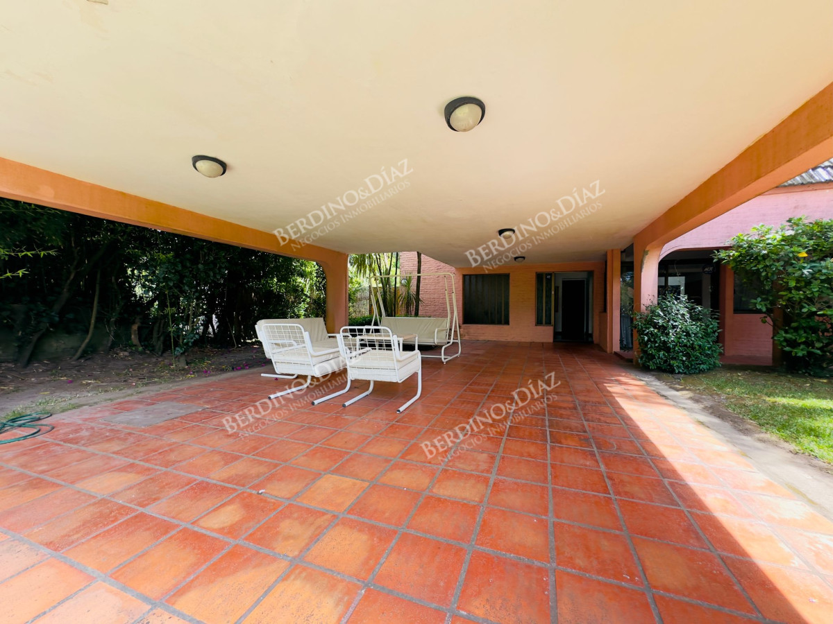 Casa ID.2614 - Casa en Venta, 5 dormitorios, 50 metros de la playa.