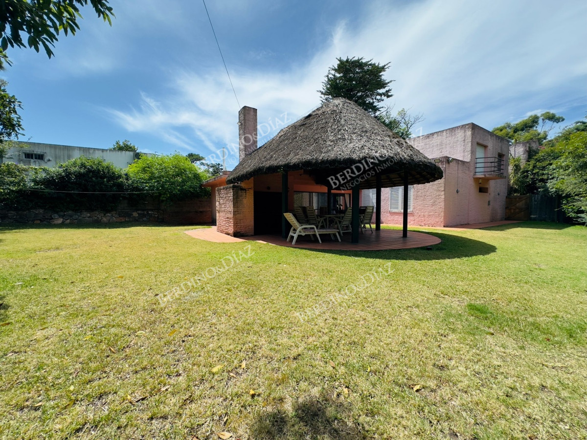 Casa ID.2614 - Casa en Venta, 5 dormitorios, 50 metros de la playa.
