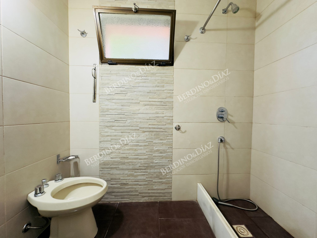 Casa ID.2614 - Casa en Venta, 5 dormitorios, 50 metros de la playa.
