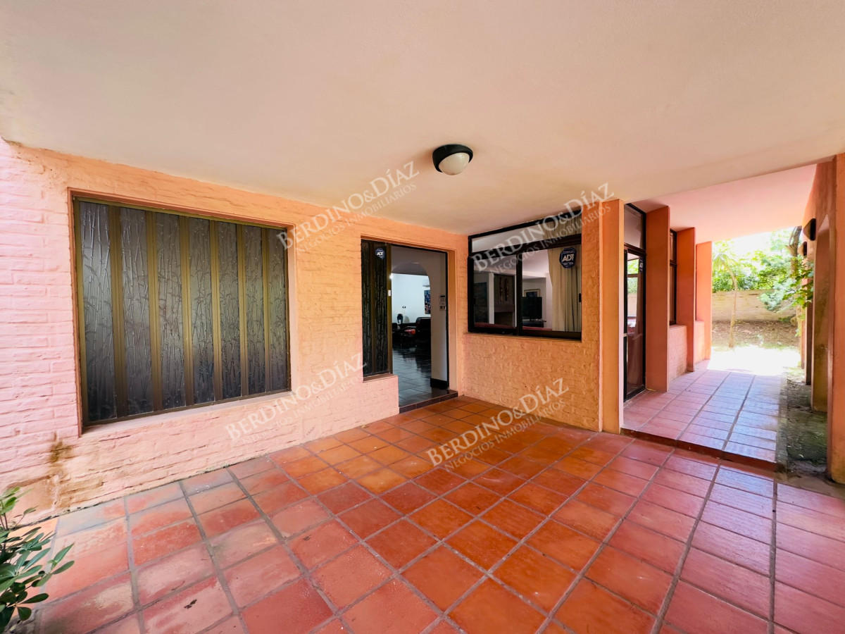 Casa ID.2614 - Casa en Venta, 5 dormitorios, 50 metros de la playa.