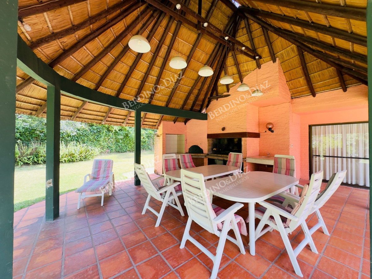 Casa ID.2614 - Casa en Venta, 5 dormitorios, 50 metros de la playa.